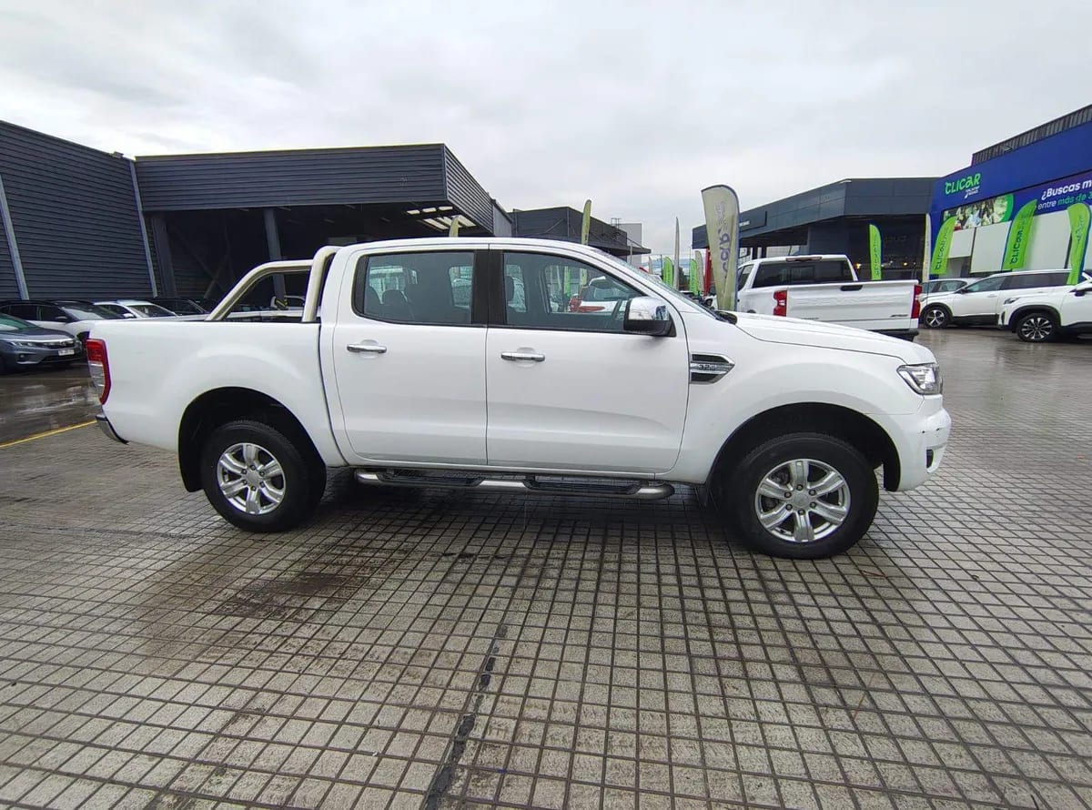 Ford Ranger 3.2 Xlt 4x2 Diésel Dob. Cab. Mt 4p año 2022