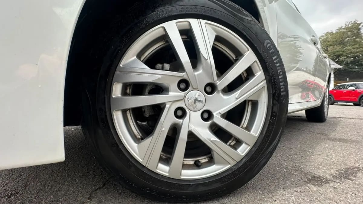 Peugeot 208 Style Puretech 75 1.2 año 2023