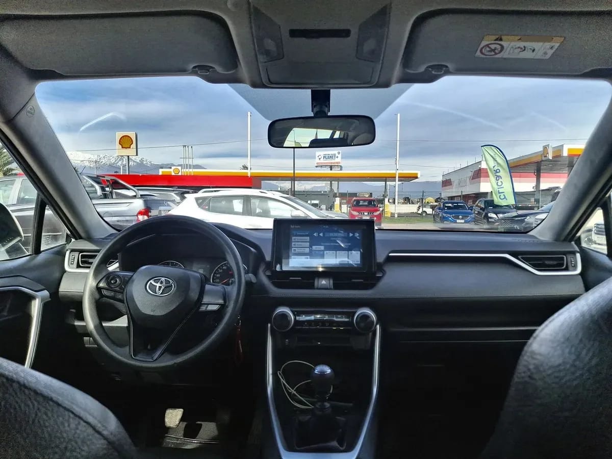 Toyota Rav 4 2.0 Le 4x2 Mt 5p año 2024