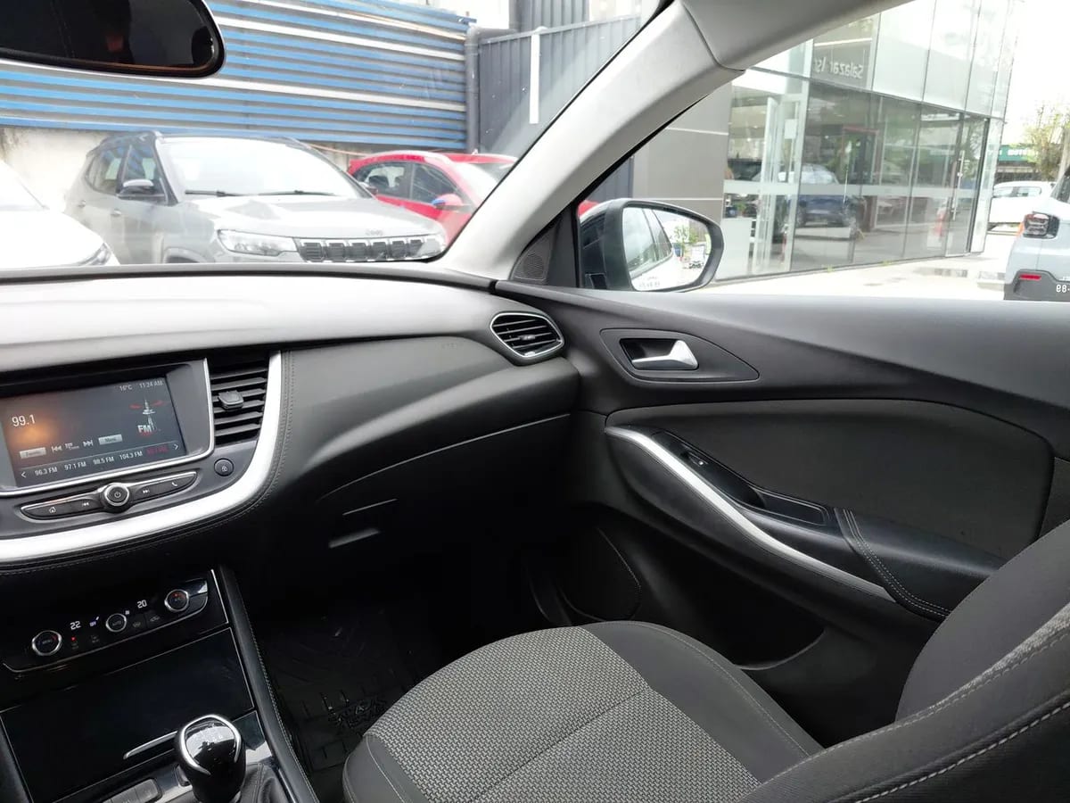 Opel Grandland 1.2t Dynamic 4x2 Mt6 5p año 2021