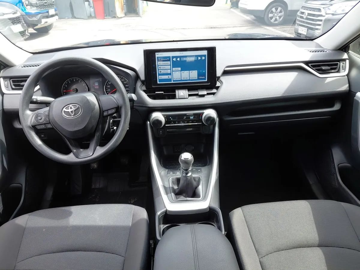 Toyota Rav 4 2.0 Le 4x2 Mt 5p año 2024