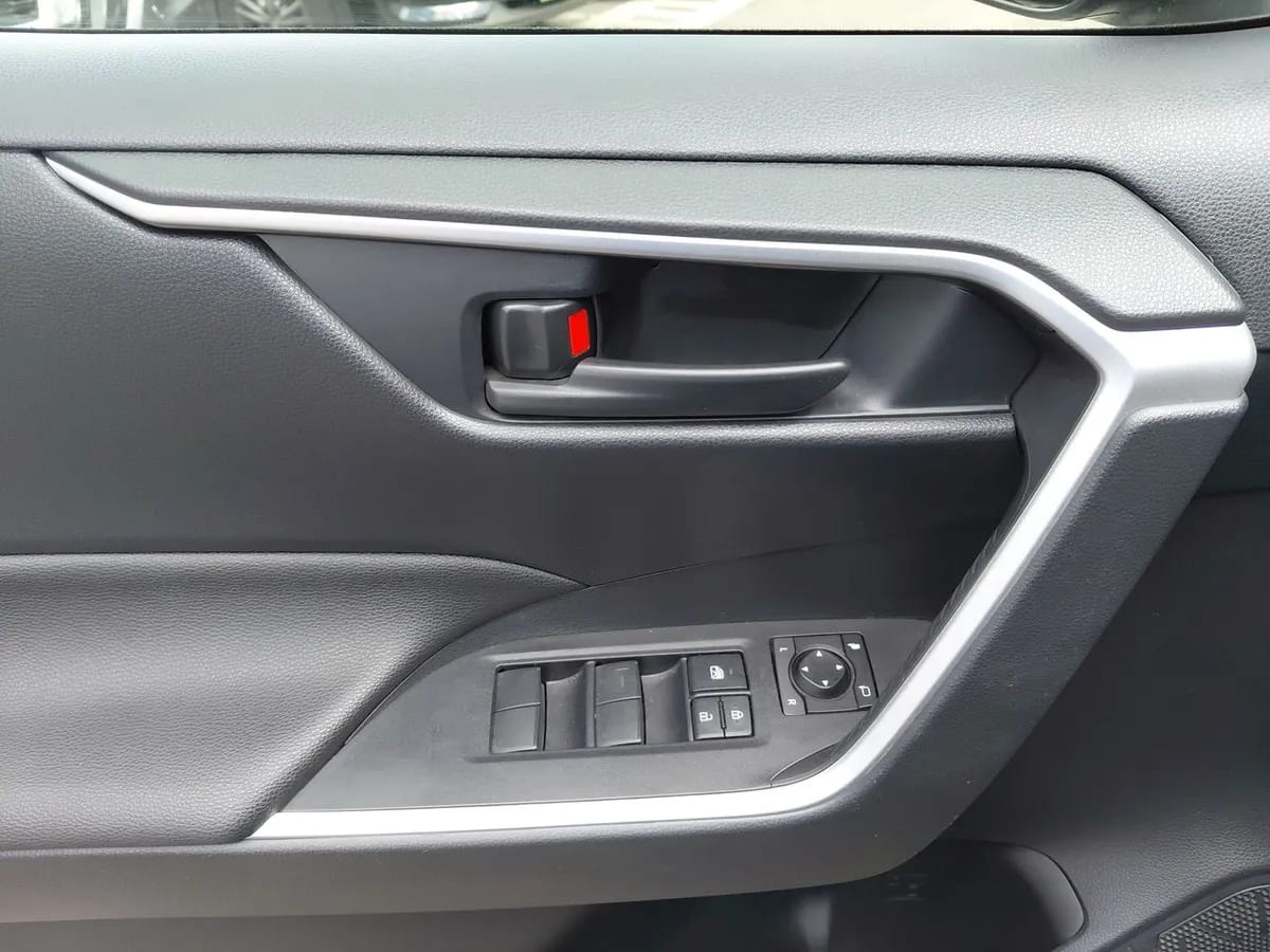 Toyota Rav 4 2.0 Le 4x2 Mt 5p año 2024