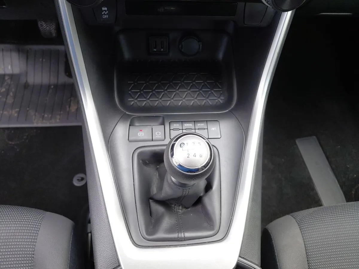 Toyota Rav 4 2.0 Le 4x2 Mt 5p año 2024