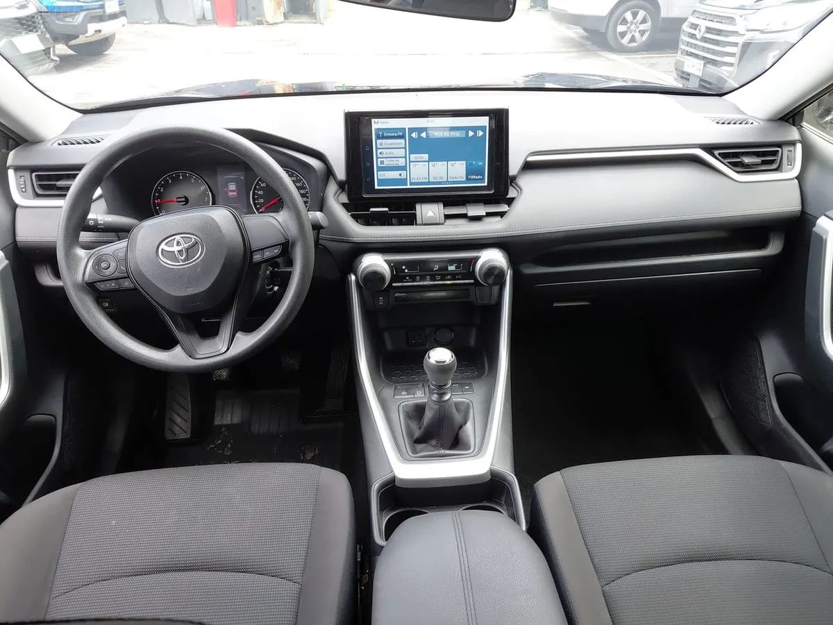 Toyota Rav 4 2.0 Le 4x2 Mt 5p año 2024