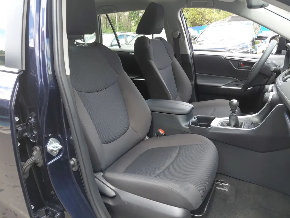Toyota Rav 4 2.0 Le 4x2 Mt 5p año 2024