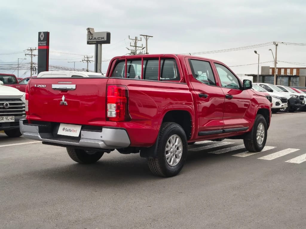 Mitsubishi L200 Katana D/c 2.4 Tdi Mt Xrt 4x4 año 2024