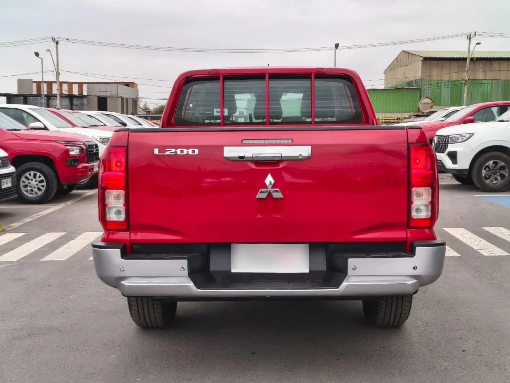 Mitsubishi L200 Katana D/c 2.4 Tdi Mt Xrt 4x4 año 2024