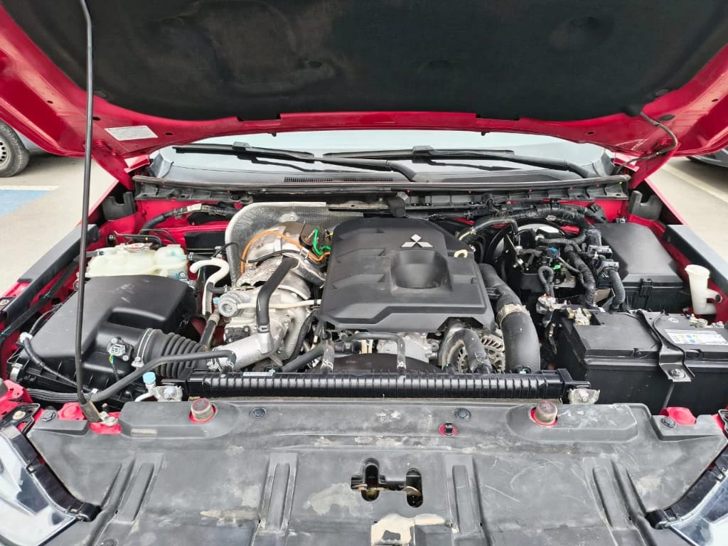 Mitsubishi L200 Katana D/c 2.4 Tdi Mt Xrt 4x4 año 2024
