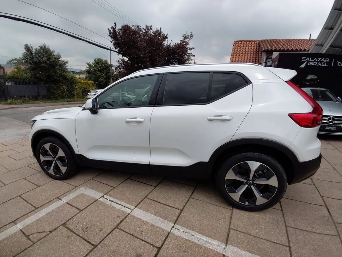 Volvo Xc40 2.0 B4 Plus Hibrido Fwd At 5p año 2024