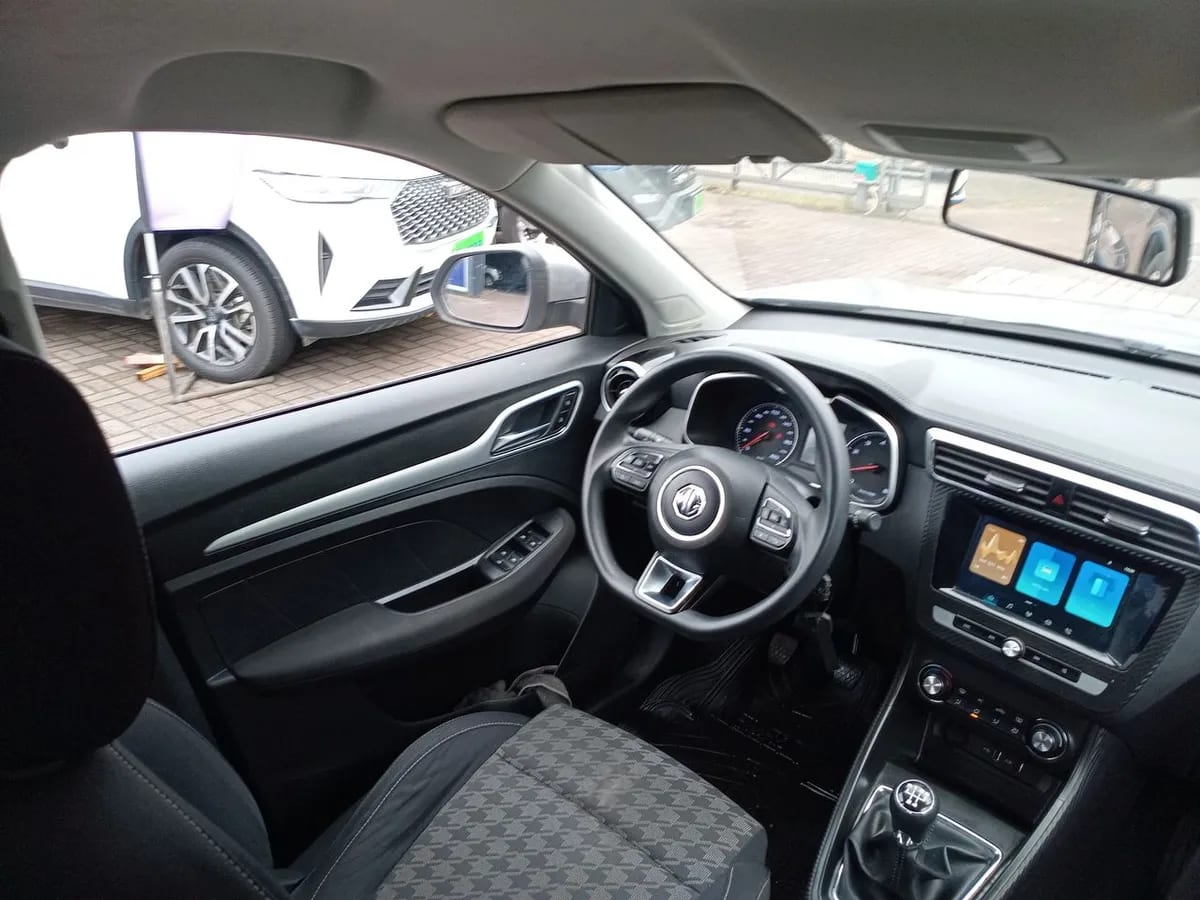 MG Mg Zs 1.5 Std Plus 2wd Mt 5p año 2025