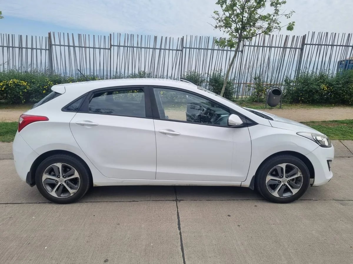 HYUNDAI I-30 1.6 Gd 5dr Crdi Gls Sun Mt Diesel año 2017