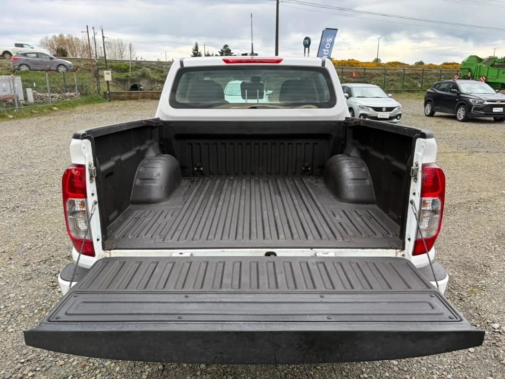 Nissan Navara D Cab 4x4 2.3 At año 2023