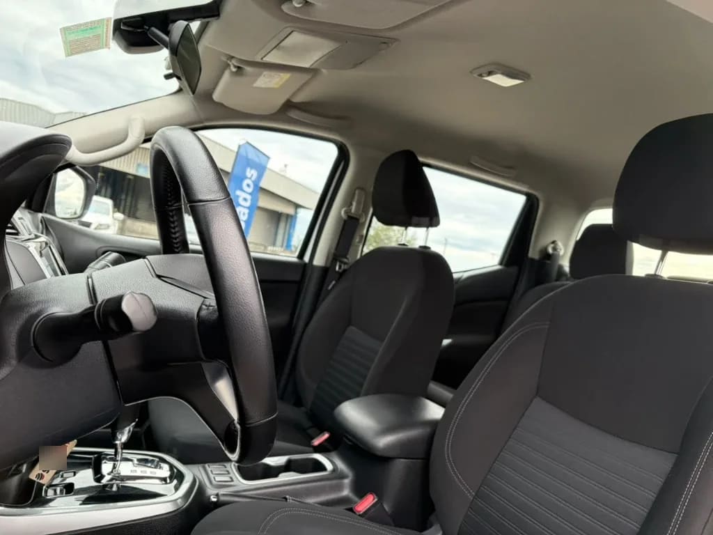 Nissan Navara D Cab 4x4 2.3 At año 2023