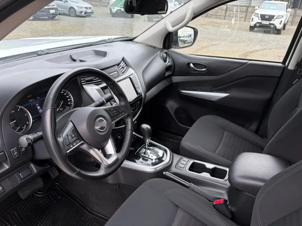 Nissan Navara D Cab 4x4 2.3 At año 2023