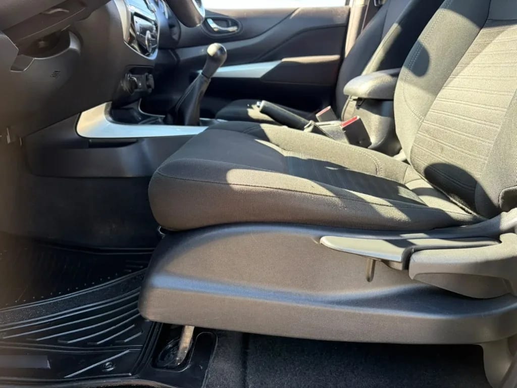 Nissan Navara D Cab Mt 4x4 2.3 año 2023
