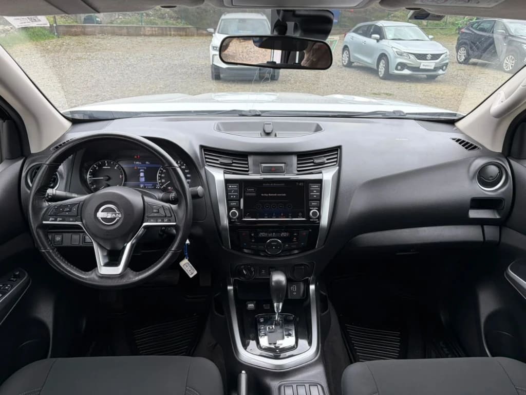 Nissan Navara D Cab 4x4 2.3 At año 2023
