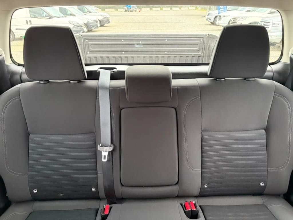 Nissan Navara D Cab 4x4 2.3 At año 2023