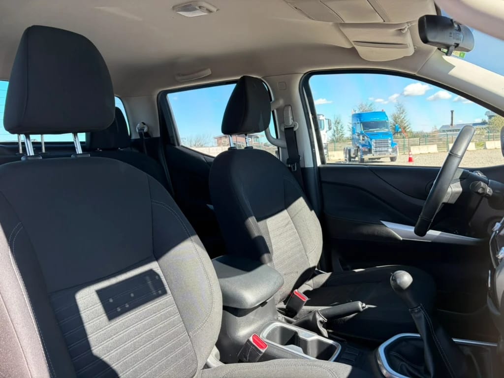 Nissan Navara D Cab Mt 4x4 2.3 año 2023