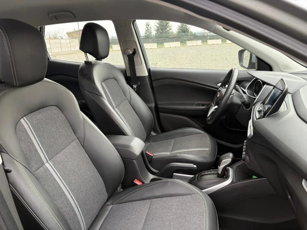 Chevrolet Tracker 1.2t Ltz R 4x2 At 5p año 2025