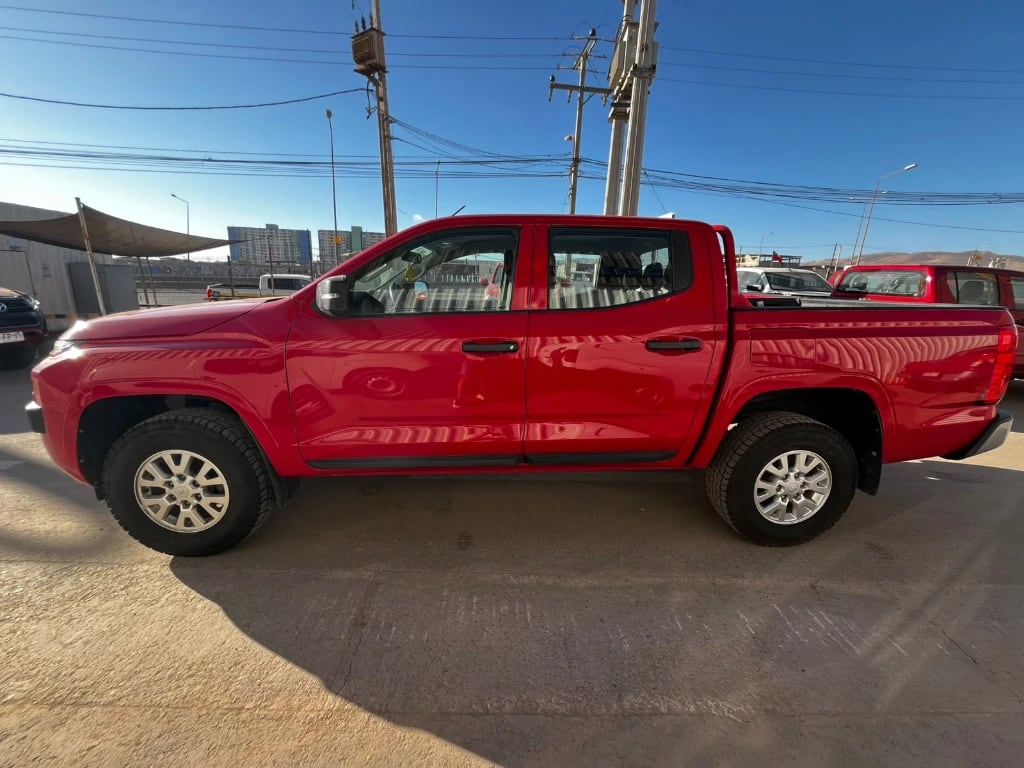 Mitsubishi L200 Katana D/c 2.4 Tdi Mt Xrt 4x4 año 2023
