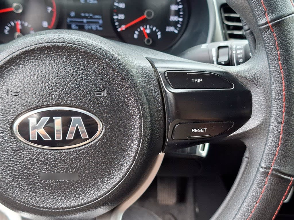 Kia Rio 4 Lx 1.4l 6mt Ac año 2020