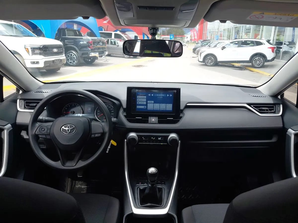 Toyota Rav 4 2.0 Le 4x2 Mt 5p año 2022