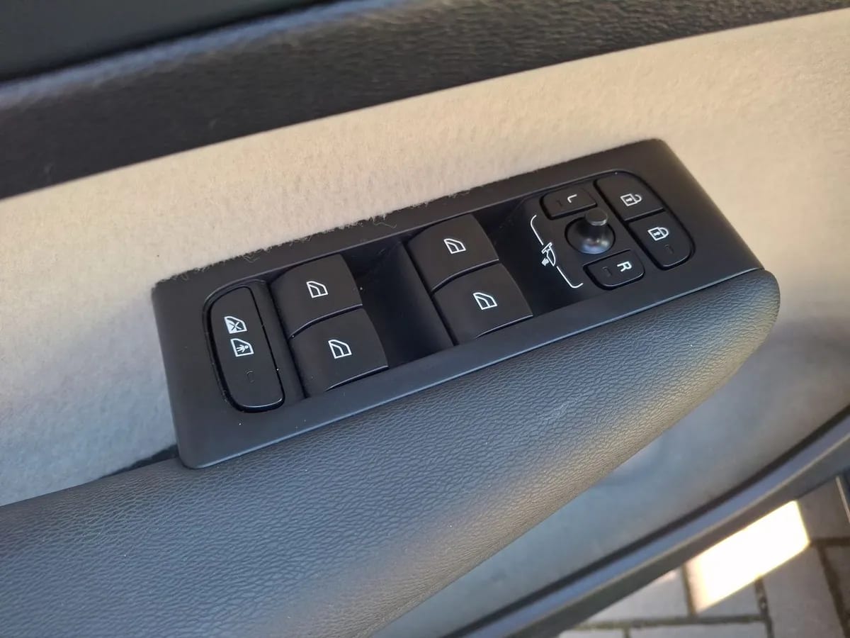 Volvo Xc40 2.0 B4 Plus Hibrido Fwd 4x2 At 5p año 2025