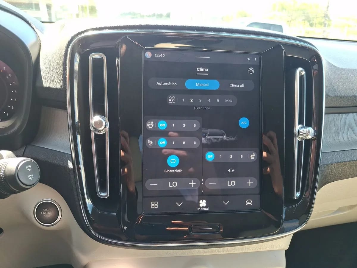 Volvo Xc40 2.0 B4 Plus Hibrido Fwd 4x2 At 5p año 2025