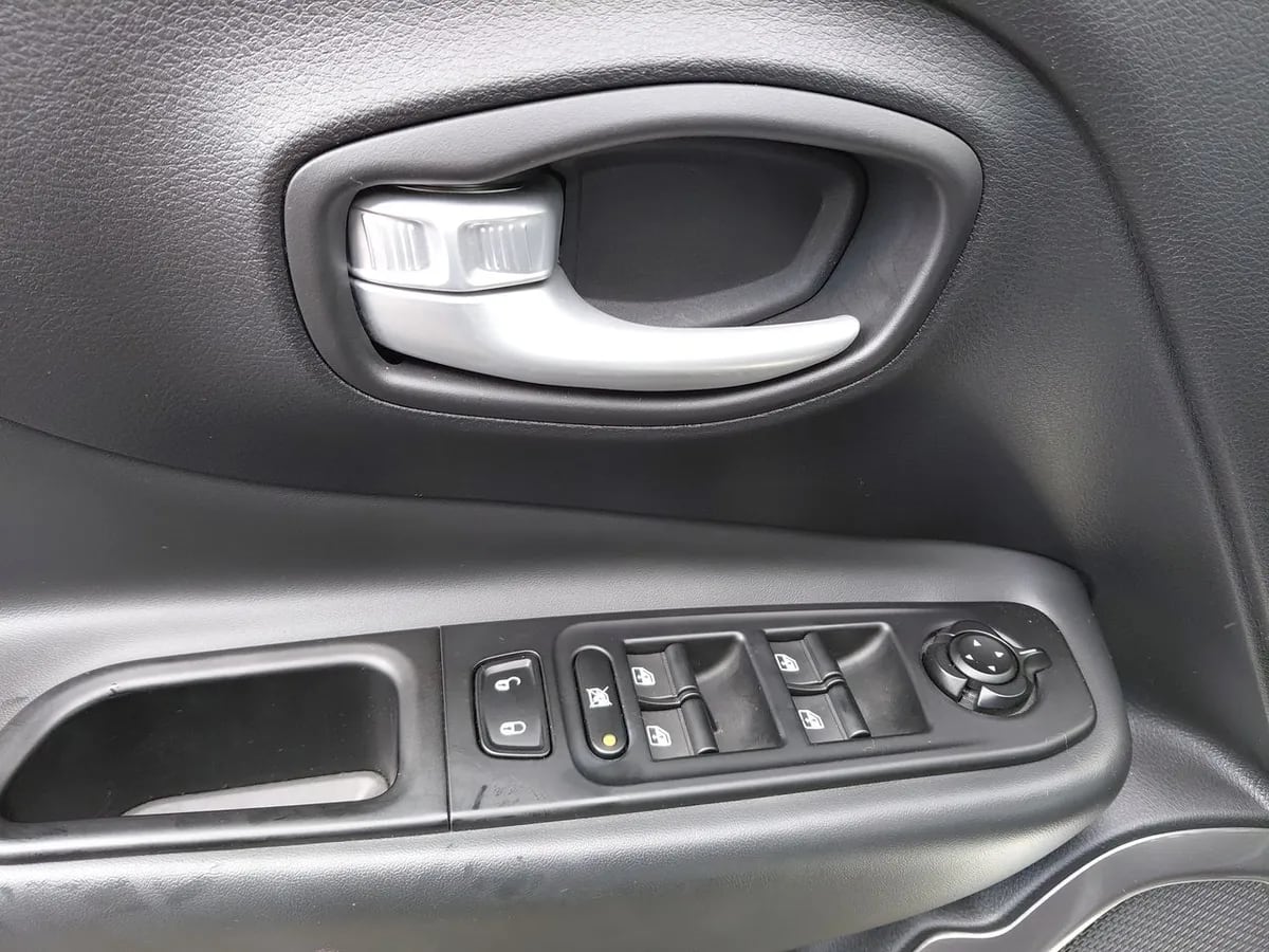 Jeep Renegade 1.3t Longitude 4x2 At 5p año 2025