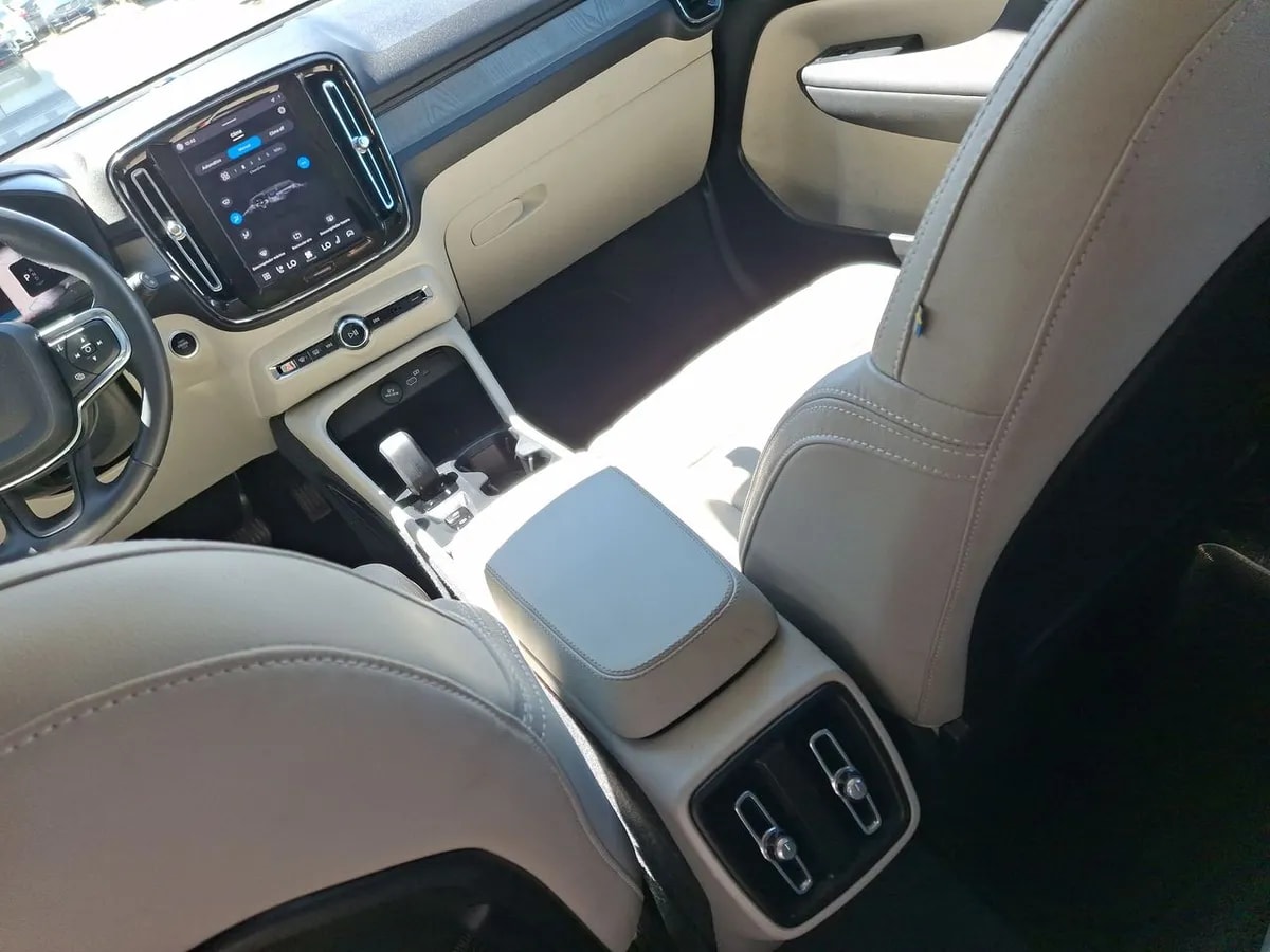 Volvo Xc40 2.0 B4 Plus Hibrido Fwd 4x2 At 5p año 2025