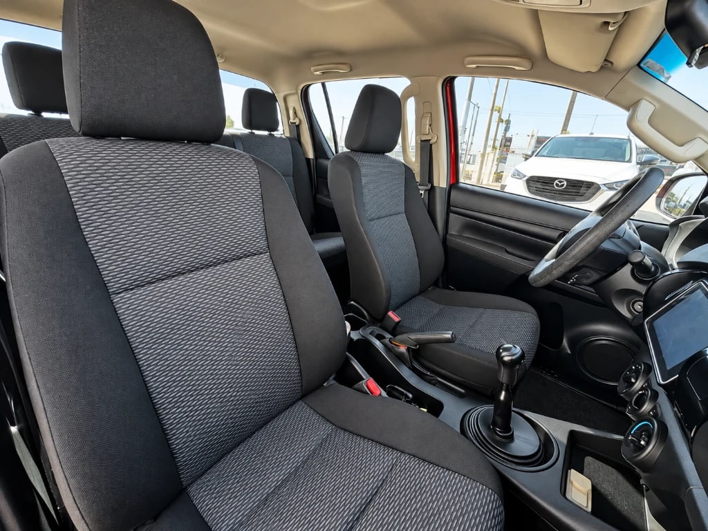 Toyota Hilux Dc 4x4 2.4 D Dx Mt año 2023