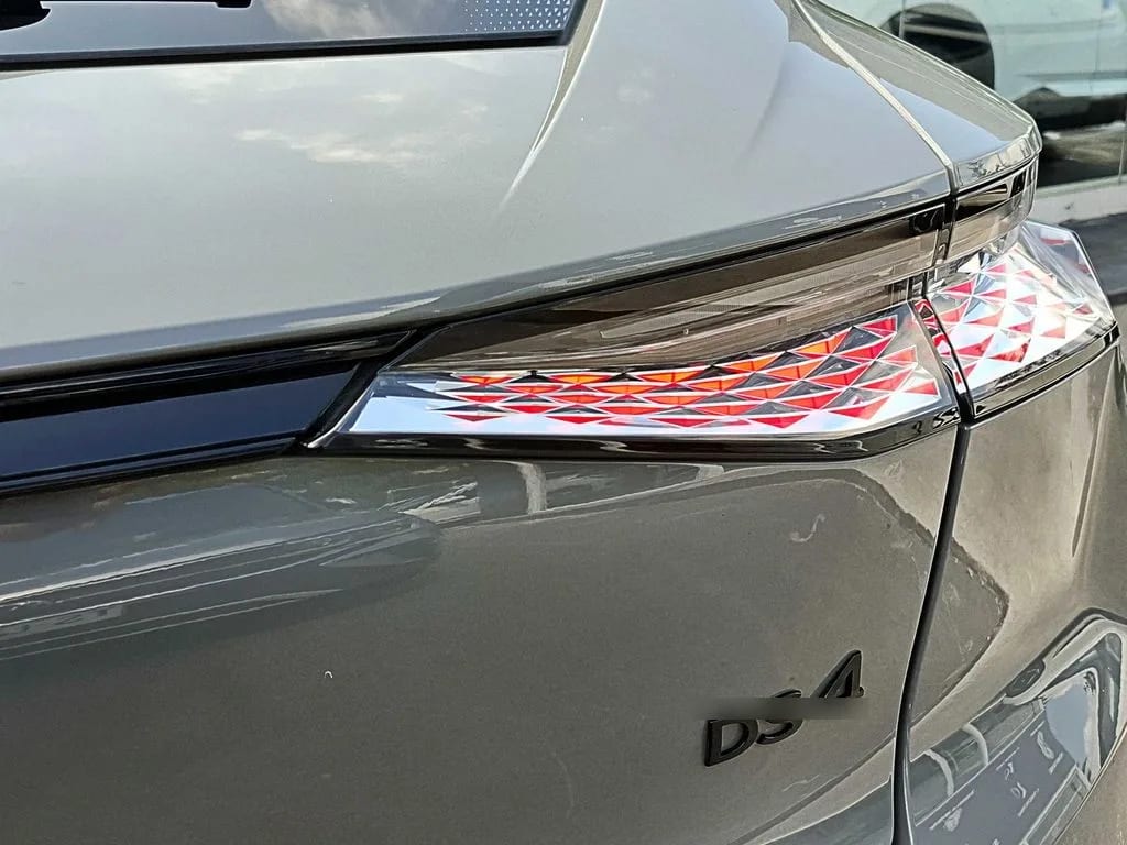 DS Automobiles 4 1.5 Bluehdi 5p año 2025