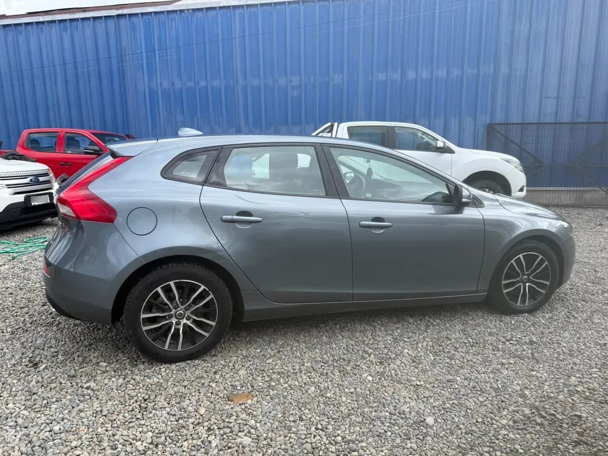 VOLVO V40 2.0 D2 Momentum Mt Diesel año 2019