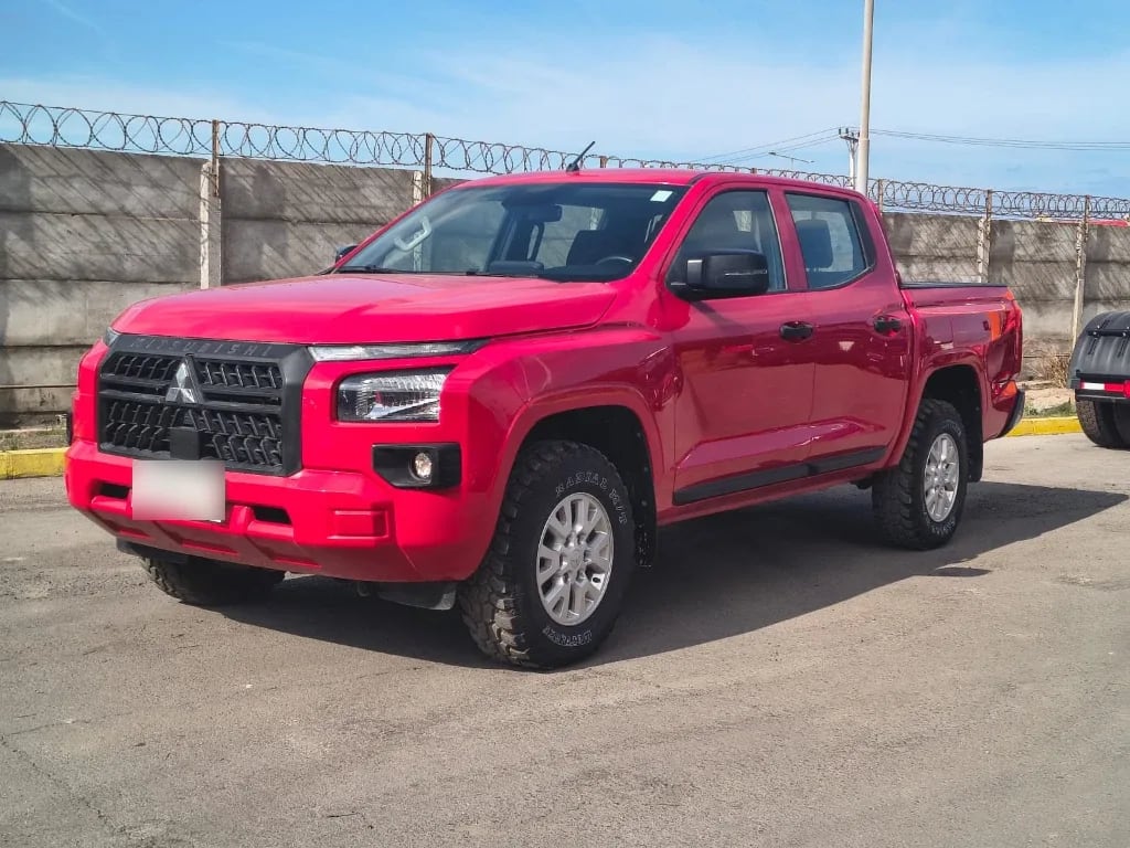 Mitsubishi L200 Katana D/c 2.4 Tdi Mt Xrt 4x4 año 2024
