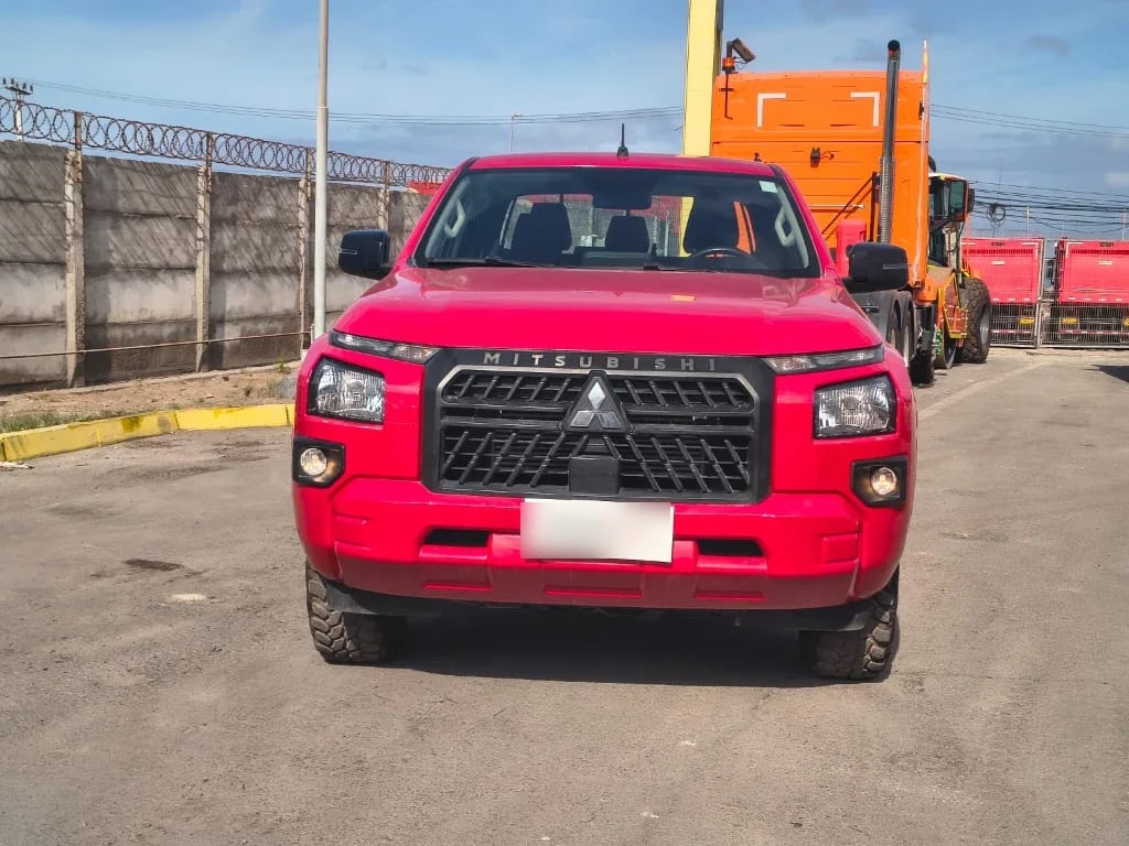 Mitsubishi L200 Katana D/c 2.4 Tdi Mt Xrt 4x4 año 2024