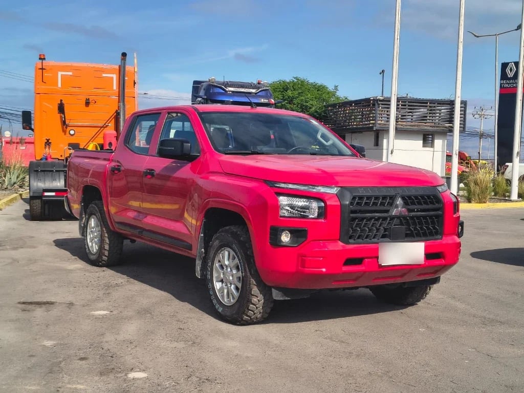 Mitsubishi L200 Katana D/c 2.4 Tdi Mt Xrt 4x4 año 2024