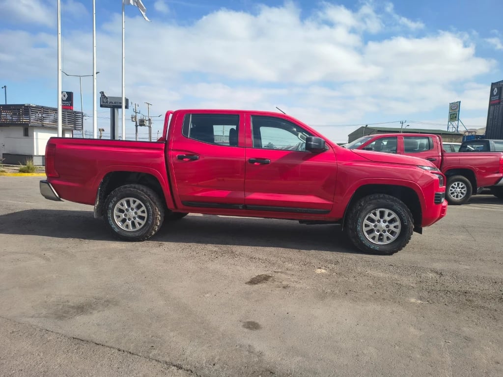 Mitsubishi L200 Katana D/c 2.4 Tdi Mt Xrt 4x4 año 2024
