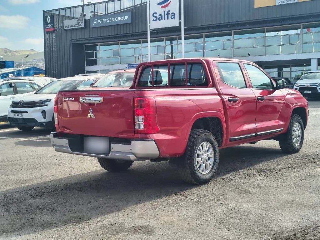 Mitsubishi L200 Katana D/c 2.4 Tdi Mt Xrt 4x4 año 2024