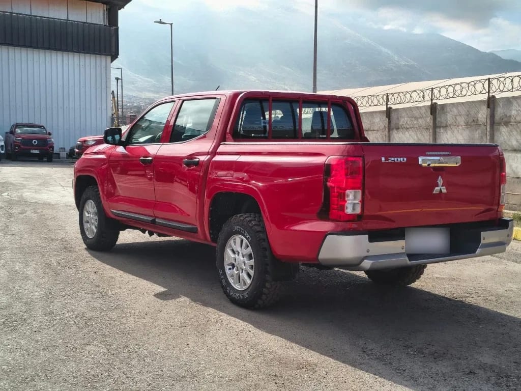 Mitsubishi L200 Katana D/c 2.4 Tdi Mt Xrt 4x4 año 2024