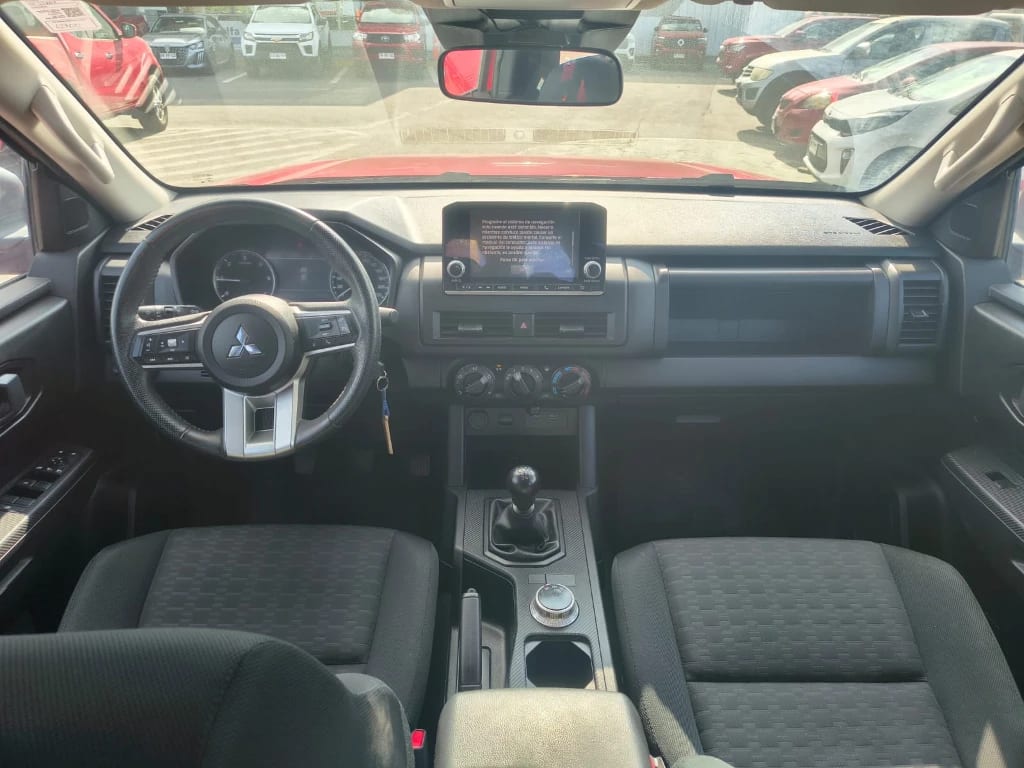 Mitsubishi L200 Katana D/c 2.4 Tdi Mt Xrt 4x4 año 2024