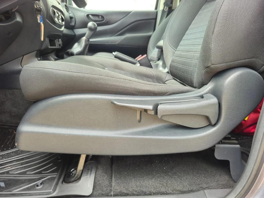 Nissan Navara Navara Se D Cab Mt 4x2 2.3 año 2023
