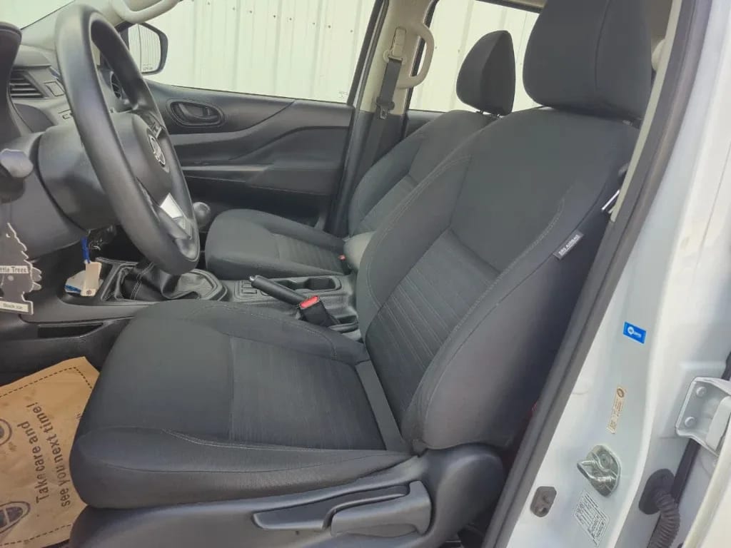 Nissan Navara Navara Se D Cab Mt 4x4 2.3 año 2023