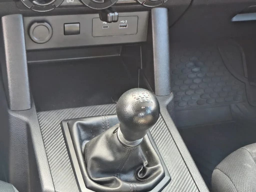 Mitsubishi L200 Katana D/c 2.4 Tdi Mt Xrt 4x4 año 2024