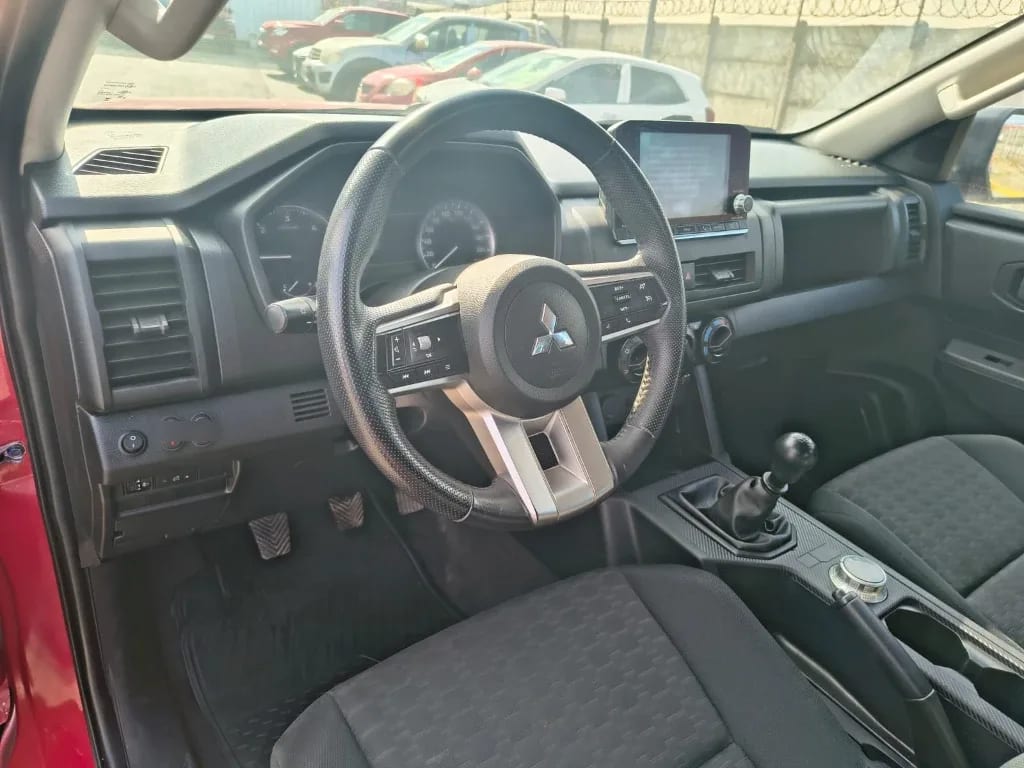 Mitsubishi L200 Katana D/c 2.4 Tdi Mt Xrt 4x4 año 2024