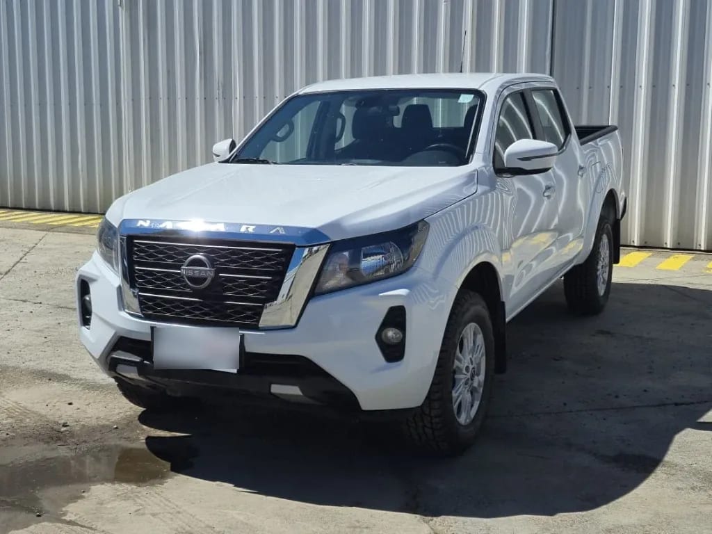 Nissan Navara D Cab 2.3 4x2 Xe Mt año 2023