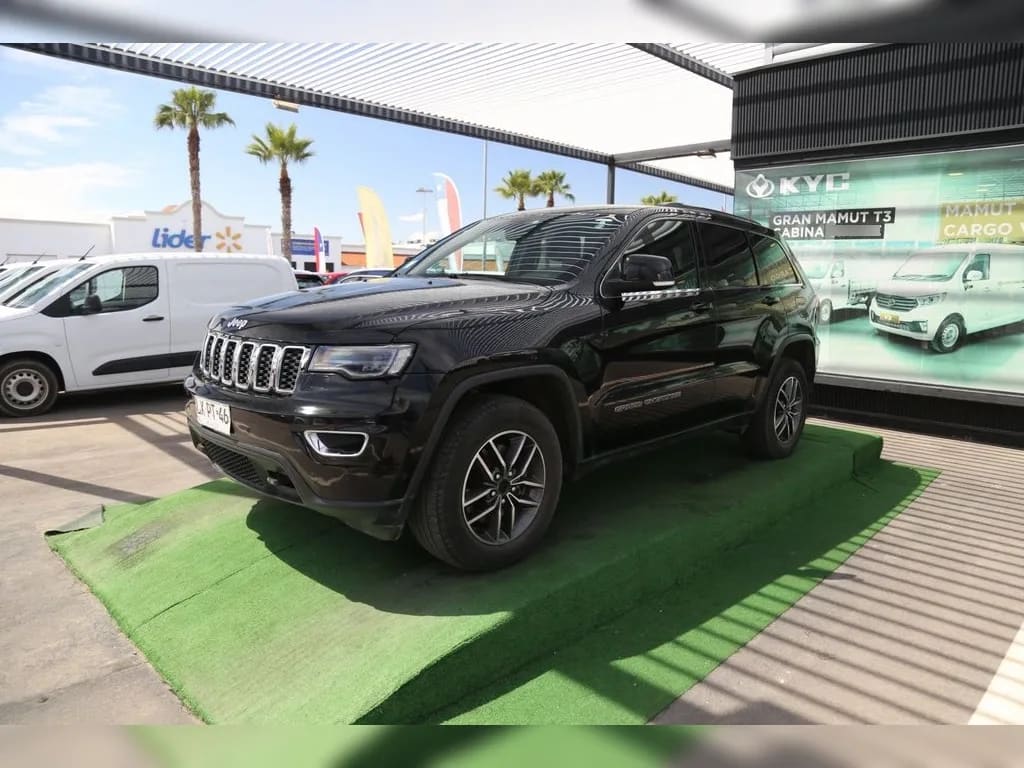 Jeep Grand Cherokee 3.6 Laredo 4x2 At 5p año 2020