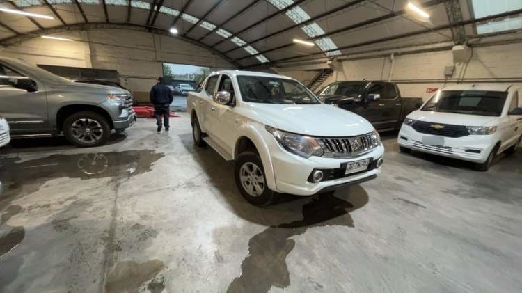 Mitsubishi L200 2.4 Katana Cr Dob. Cab. Diesel 4x2 Mt 4p año 2017 Mitsubishi L200 2.4 Katana Cr Dob. Cab. Diesel 4x2 Mt 4p año 2017