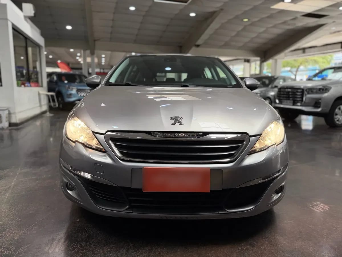 PEUGEOT 308 1.2 Allure Pack Puretech 130hp At año 2017 PEUGEOT 308 1.2 Allure Pack Puretech 130hp At año 2017