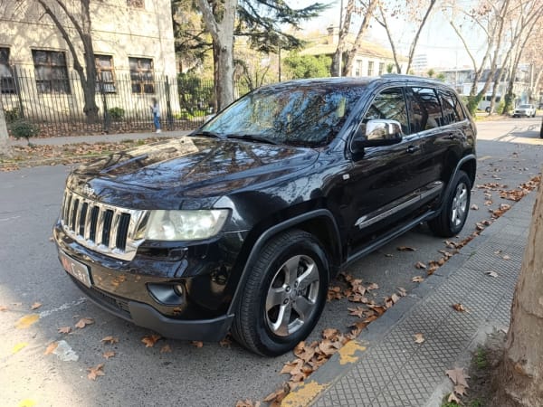 Jeep Grand Cherokee Laredo 4x4 año 2012