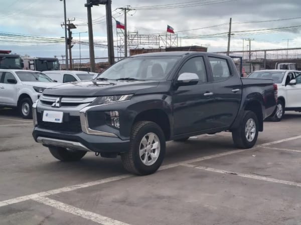Mitsubishi L200 Katana D/c 2.4 Td Mt Cr 4x2 año 2023